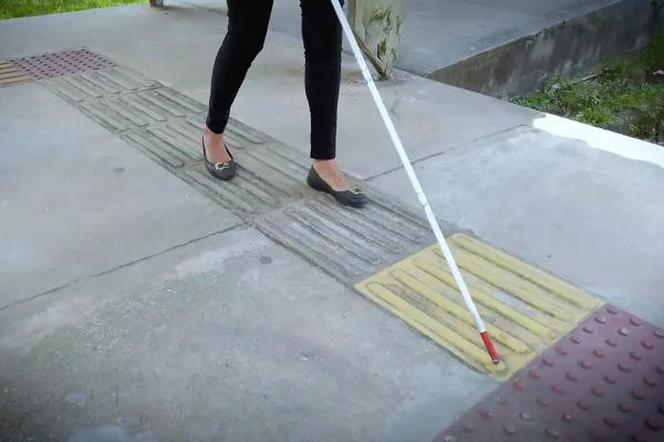 Imagem colorida de pessoa com deficiência visual - Metrópoles