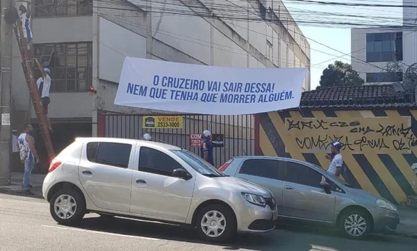 Com ameaças, organizada do Cruzeiro faz protesto em frente de sede