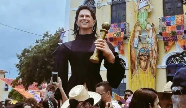 imagem colorida boneco fernanda torres carnaval olinda