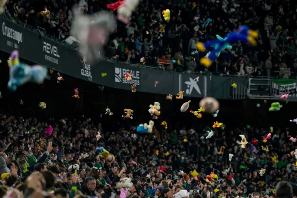 Imagem colorida de "chuva de pelúcias" da torcida do Real Betis- Metrópoles