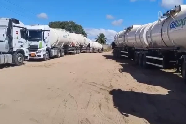 Captura de tela colorida de vídeo que mostra carretas com combustível abandonadas em posto de gasolina na Bahia. Empresas são alvos de megaoperação contra o PCC. - Metrópoles