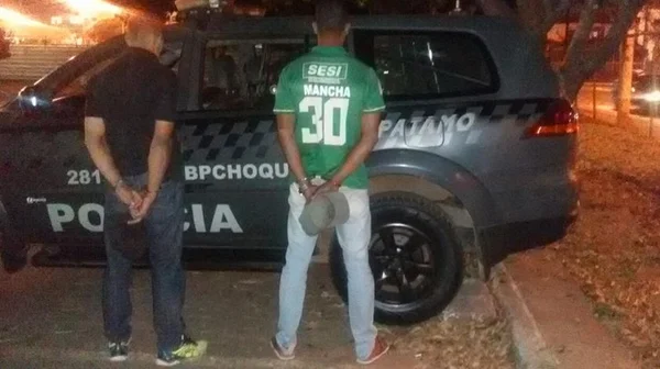 Pai e filhos são vítimas de sequestro relâmpago na saída do supermercado