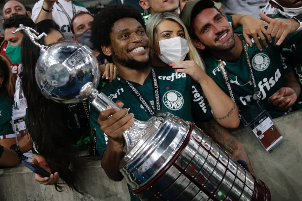 Palmeiras multa Luiz Adriano após atropelamento; ele está com Covid-19