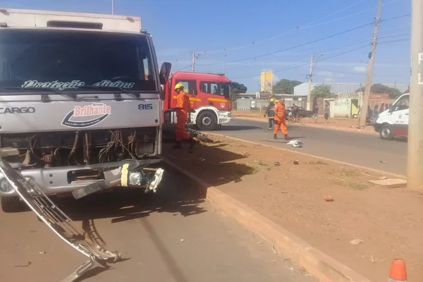 Motociclista perde a perna após colidir com caminhão em via do DF