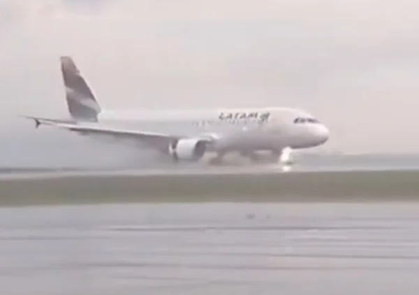 Veja momento em que avião da Latam sai da pista e para na lama no PR