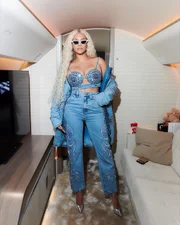 Beyoncé escolheu um conjunto em jeans da marca para desembarcar em Salvador 