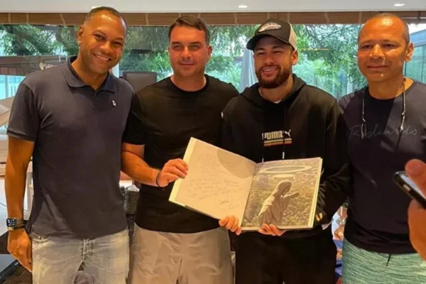 Neymar tira molde dos pés e será eternizado na calçada da fama do Maracanã
