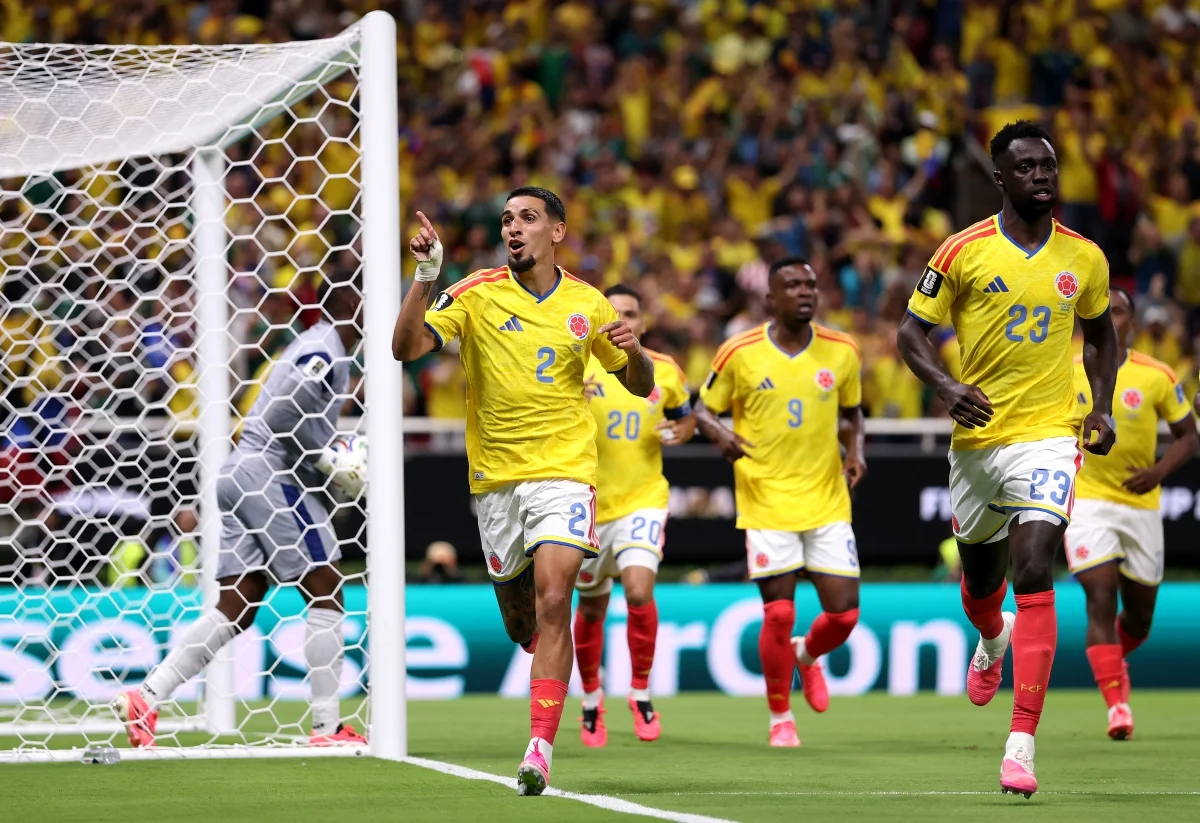 Muñoz e demais companheiros da Colômbia comemorando o gol diante da RD Congo