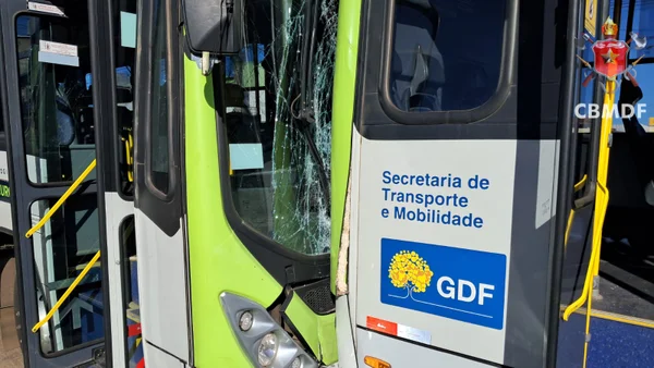 Acidente entre dois ônibus deixa três feridos em Ceilândia - destaque galeria Acidente entre dois ônibus deixa três feridos em Ceilândia - destaque galeria