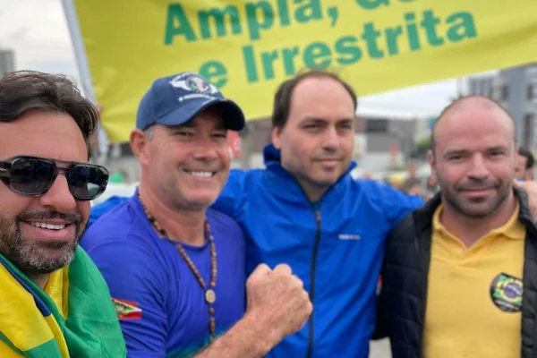 Carlos Bolsonaro em protesto em Criciuma (SC