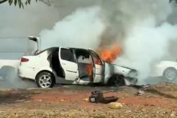 Carro pega fogo na EPTG e causa lentidão no trânsito sentido Taguatinga