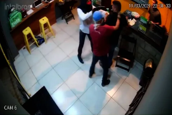 Vídeo: circuito de segurança flagra assalto a pizzaria no DF