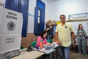 Flávio foi votar acompanhado da esposa, Fernanda Bolsonaro, da mãe, Rogéria Bolsonaro, e do governador eleito do Rio de Janeiro, Douglas Ruas (PL)