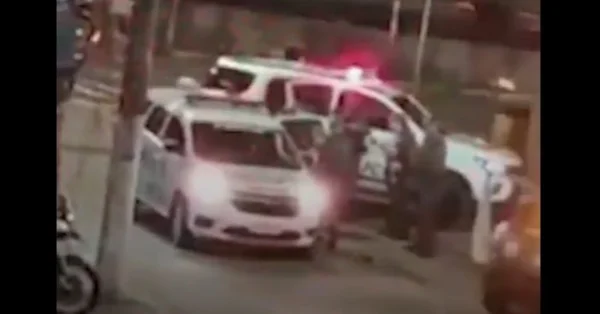 foto colorida com reprodução de vídeo que mostra momento em que PMs socorrem colega após atirarem por engano na zona sul de SP - Metrópoles