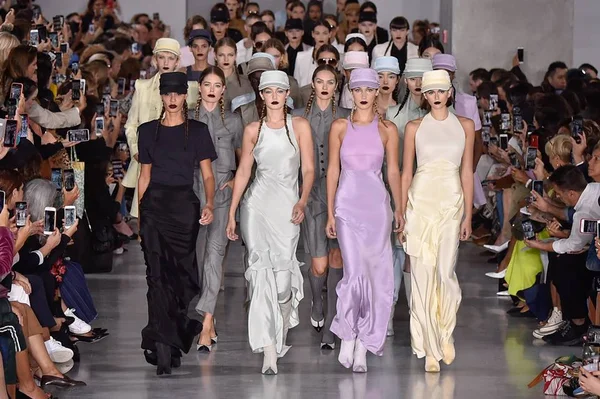 Veja os destaques da Bottega Veneta, Moschino e Max Mara no MFW