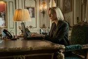 Allison Janney como Grace Penn em A Diplomata