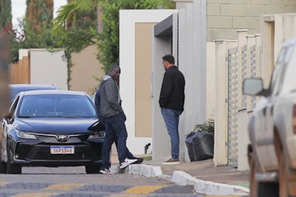 Imagem colorida do deputado Helio Lopes, conhecido como "Helio Negão", amanhece na porta da casa do ex-presidente Jair Bolsonaro.