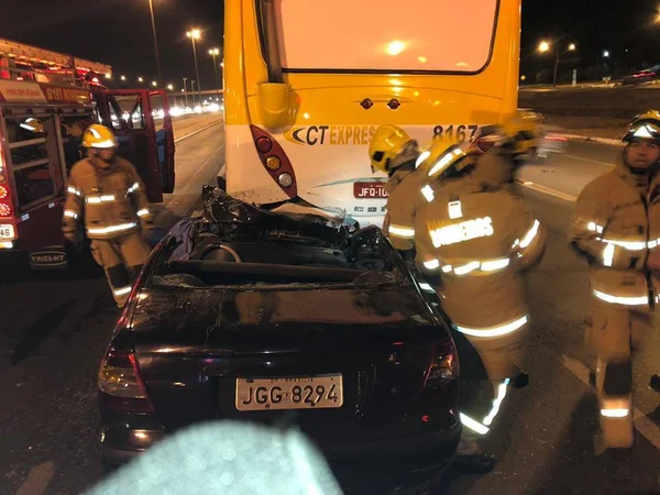 Batida entre carro, moto e ônibus deixa feridos em estado grave no DF