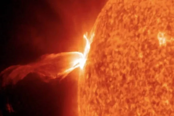 Explosão na superfície do Sol, com grande raios saindo do astro - Metrópoles