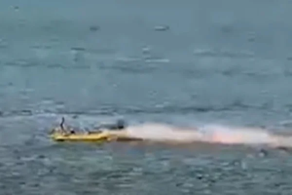 Foto colorida de jet ski atropelando barco