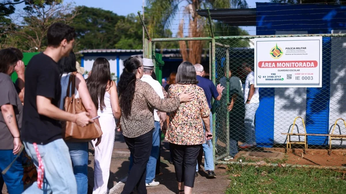 Eleitores do DF chegam cedo aos locais de votação no 2º turno das eleições