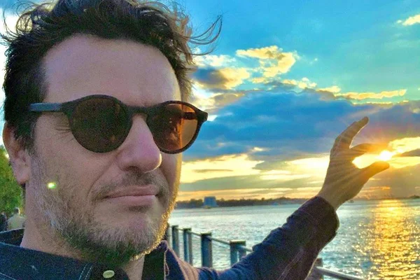 Foto colorida de Rodrigo Lombardi usando óculos escuros - Metrópoles