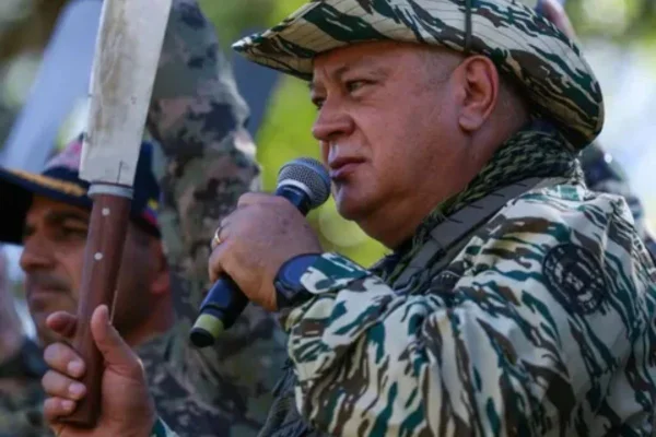 Imagem colorida, Com faca na mão, Ministro diz que combaterá os EUA: "Armas do povo" - Metrópoles