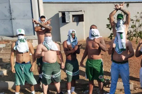 Torcedores sem camisetas, usadas nas cabeças como toucas ninjas - Metrópoles