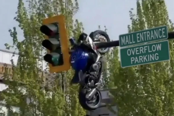 Acidente grave faz moto ficar presa em semáforo no Canadá