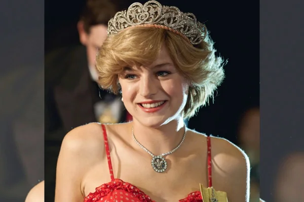 Mulher loira com joias e um vestido vermelho