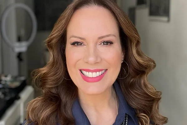 Regina Volpato sorridente, em selfie - Metrópoles