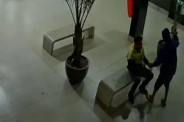Vigilante é ameaçado por adolescente armado e tem celular roubado