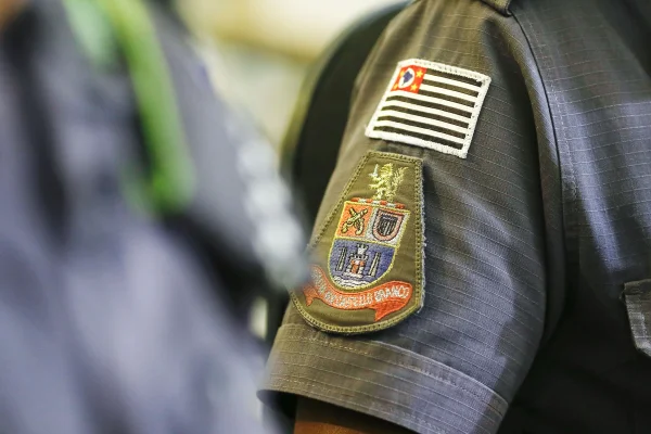Imagem colorida da farda de um policial militar (PM) de São Paulo - Metrópoles