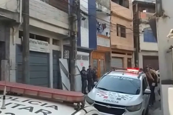 Imagem colorida de viatura da PM em rua que mulher foi encontrada morta. Metrópoles