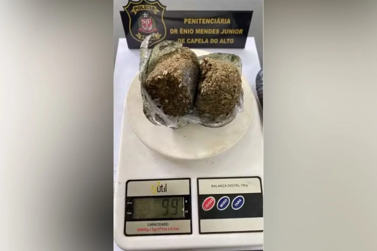 Mulher de 29 anos foi presa em flagrante por tentar entrar com 99 gramas de maconha escondidos dentro da vagina Mulher de 29 anos foi presa em flagrante por tentar entrar com 99 gramas de maconha escondidos dentro da vagina