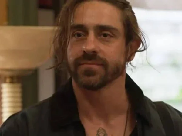 Foto colorida do personagem Roni em novela
