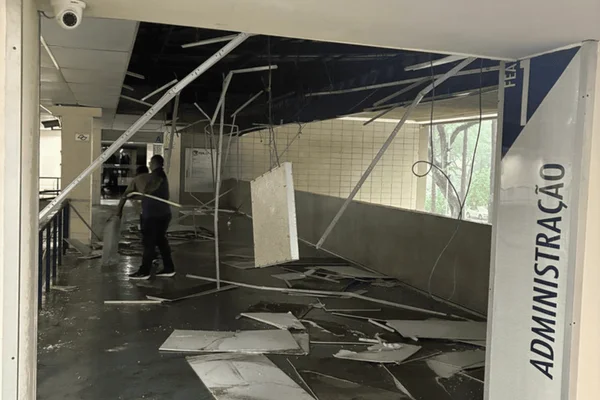 Imagem colorida de parte do teto da FEA-USP desabada após tempestade - Metrópoles
