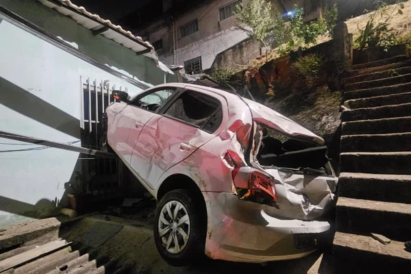 Motorista bêbado perde controle e carro cai sobre casa em BH