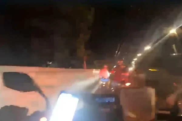 Foto colorida de perseguição a membros da gangue "quebra-vidro", na Radial Leste, em São Paulo.