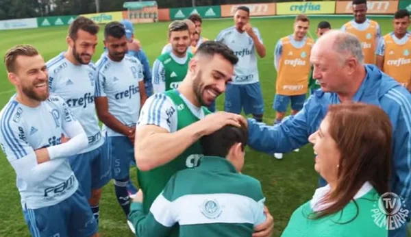 Vídeo: menino cego, que a mãe narra jogo, visita time do Palmeiras