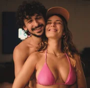 Andréia Horta e o namorado Ravel Andrade posam juntos e sorridentes