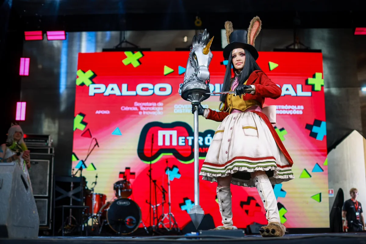 Ela conheceu este mundo quando ainda estava na escola e, influenciada pelo pai que é fã da cultura de anime, desenho, mangá, filmes e séries, começou a frequentar os eventos Ela conheceu este mundo quando ainda estava na escola e, influenciada pelo pai que é fã da cultura de anime, desenho, mangá, filmes e séries, começou a frequentar os eventos