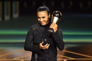 Marta com o prêmio The Best, da FIFA
