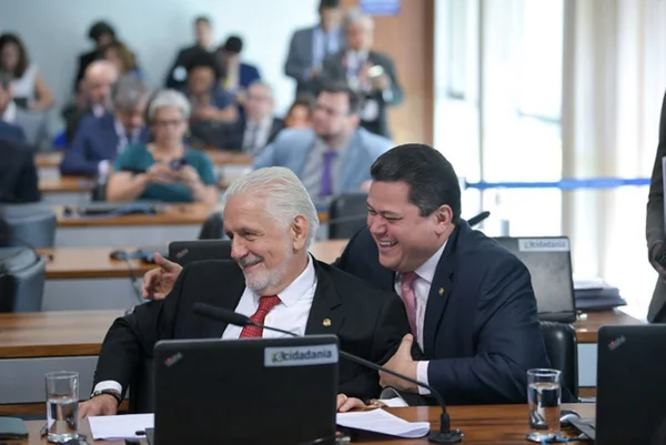 Na imagem, o senador Jaques Wagner (PT-BA) e o presidente da CCJ, Davi Alcolumbre (União Brasil-AP)
