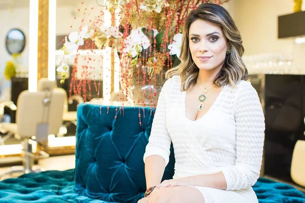 Luciana Côrtes reúne amigos para comemorar dois anos do espaço Renoir