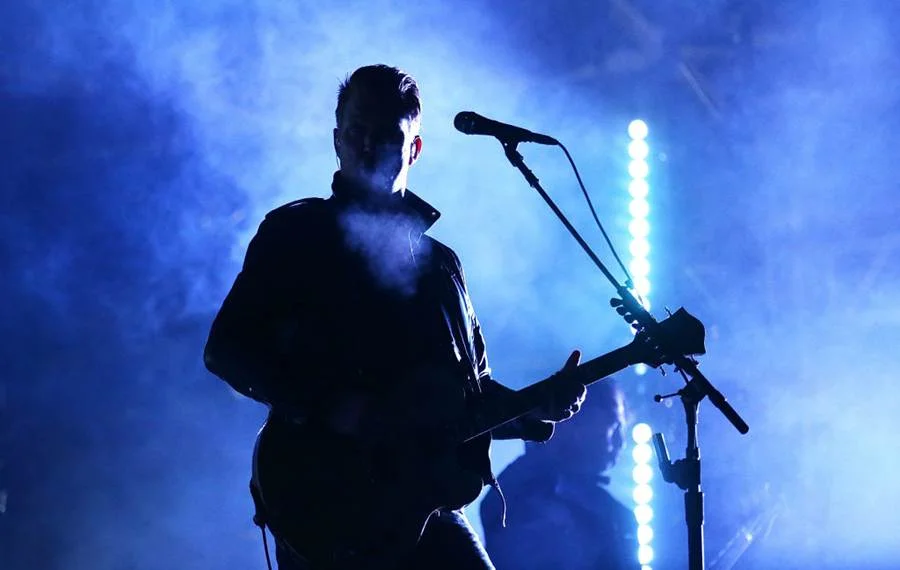 Com um som que mistura as guitarras pesadas do stoner, estilo cristalizado pela banda, e melodias acessíveis, o grupo tenta seguir nova direção a partir de "Villains" Com um som que mistura as guitarras pesadas do stoner, estilo cristalizado pela banda, e melodias acessíveis, o grupo tenta seguir nova direção a partir de "Villains"