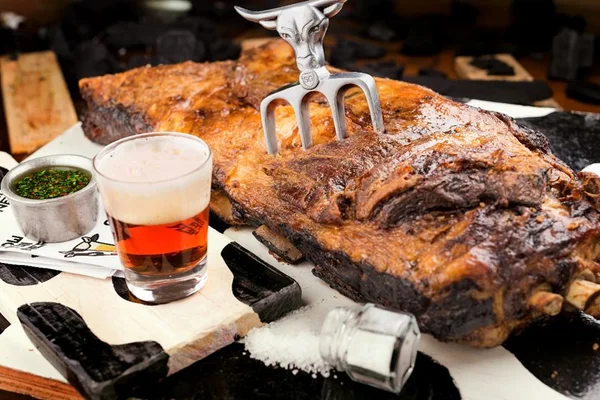 CowTainer: nova casa se dedica à costela bovina e cervejas artesanais