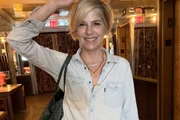 Selma Blair posa sorridente para as redes sociais Selma Blair posa sorridente para as redes sociais
