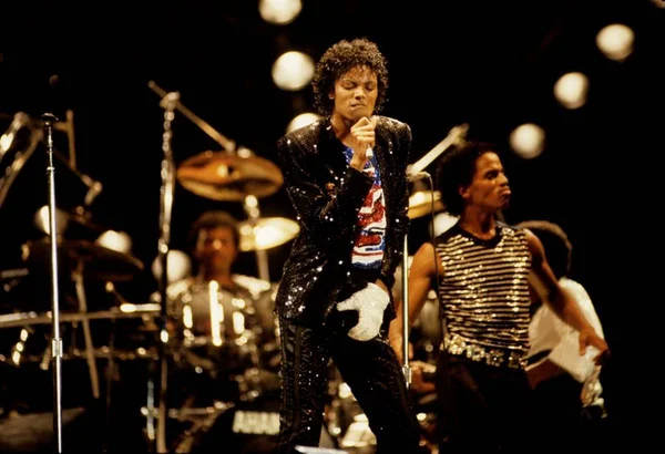 Jaqueta icônica de Michael Jackson vai a leilão