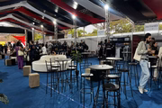 A tenda de exposição conta com espaços de convivência e estandes de patrocinadores